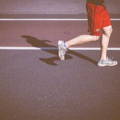 Mężczyzna biegnie w maratonie