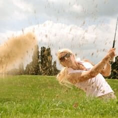 Kobieta na polu golfowym