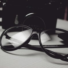Czarne okulary na stole