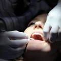 Dentysta leczy zęby