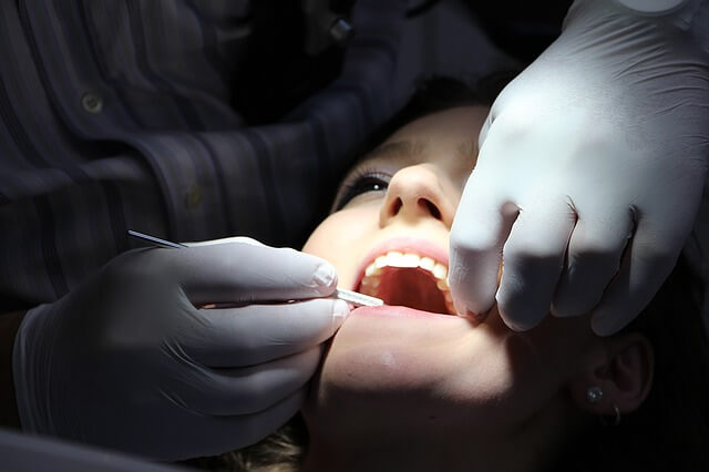Dentysta leczy zęby
