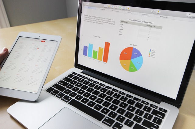 Kalendarz na tablecie i grafik pracowników na laptopie