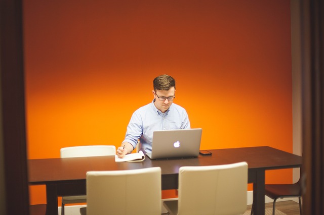 mężczyzna pracuje na laptopie