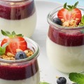 pyszny deser pana-cotta w pękatych pucharkach