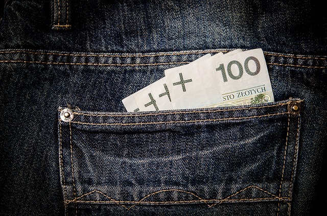 Pieniądze wystające z tylnej kieszeni jeansów