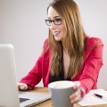 Studentka szukająca pracy w internecie na laptopie