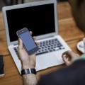 laptop i telefon komórkowy