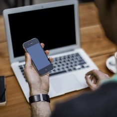 laptop i telefon komórkowy
