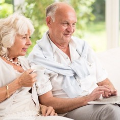 seniorzy korzytsają z laptopa