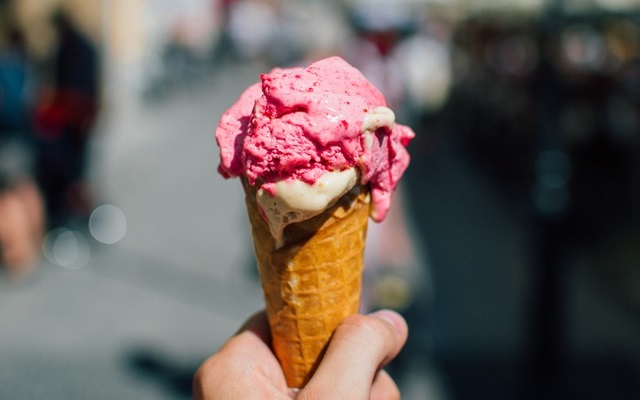 Lody truskawkowe w rożku