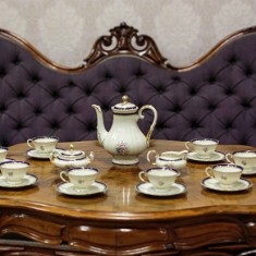 Antyczna zastawa porcelanowa oraz sofa