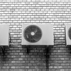 Klimatyzacja na ceglanej ścianie domu