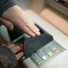 Wypłacanie pieniędzy z bankomatu
