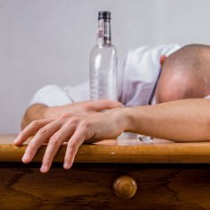 Pijany mężczyzna na stole