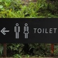 Znak wskazujący toaletę