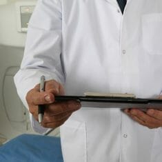 Doktor trzyma dokumenty