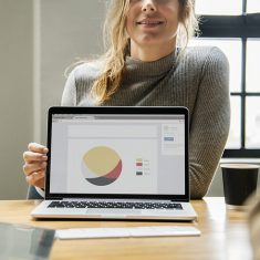 diagram na ekranie laptopa