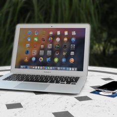 Laptop na biurku