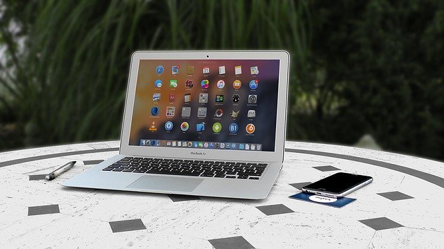 Laptop na biurku