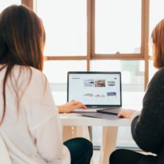 Kobiety przeglądające internet