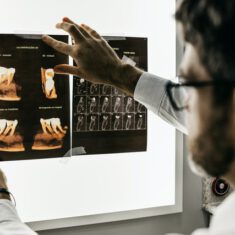 lekarz oglądający prześwietlenie zębów