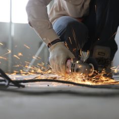 Mężczyzna pracujący ze szlifierką