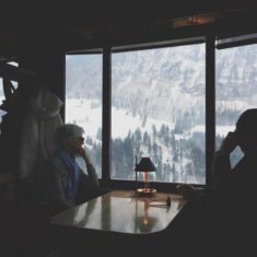 Para siedzy przy stoliku z widokiem na góry