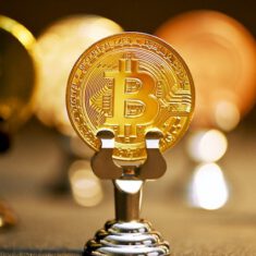 Symbol Bitcoina na monecie