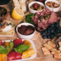 Hiszpańskie tapas na stole, szynki, oliwki, warzywa