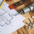 projekt domu i narzędzia budowlane na podłodze