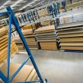 Regały magazynowe z materiałami budowlanymi w hali sklepu