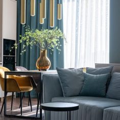 Salon z kuchnia i turkusowy kolor